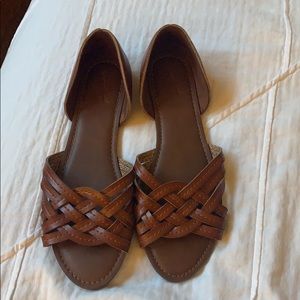 Universal thread huarache sandal